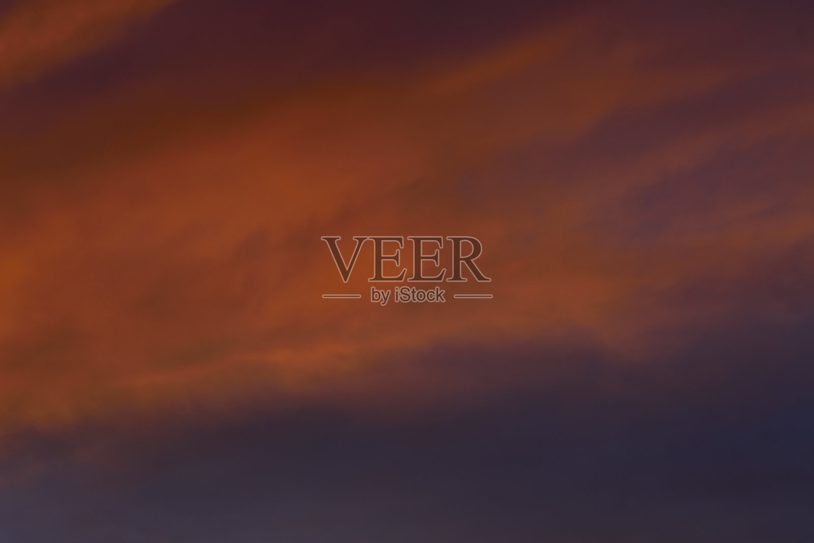 红色的天空和橙色的云。照片摄影图片