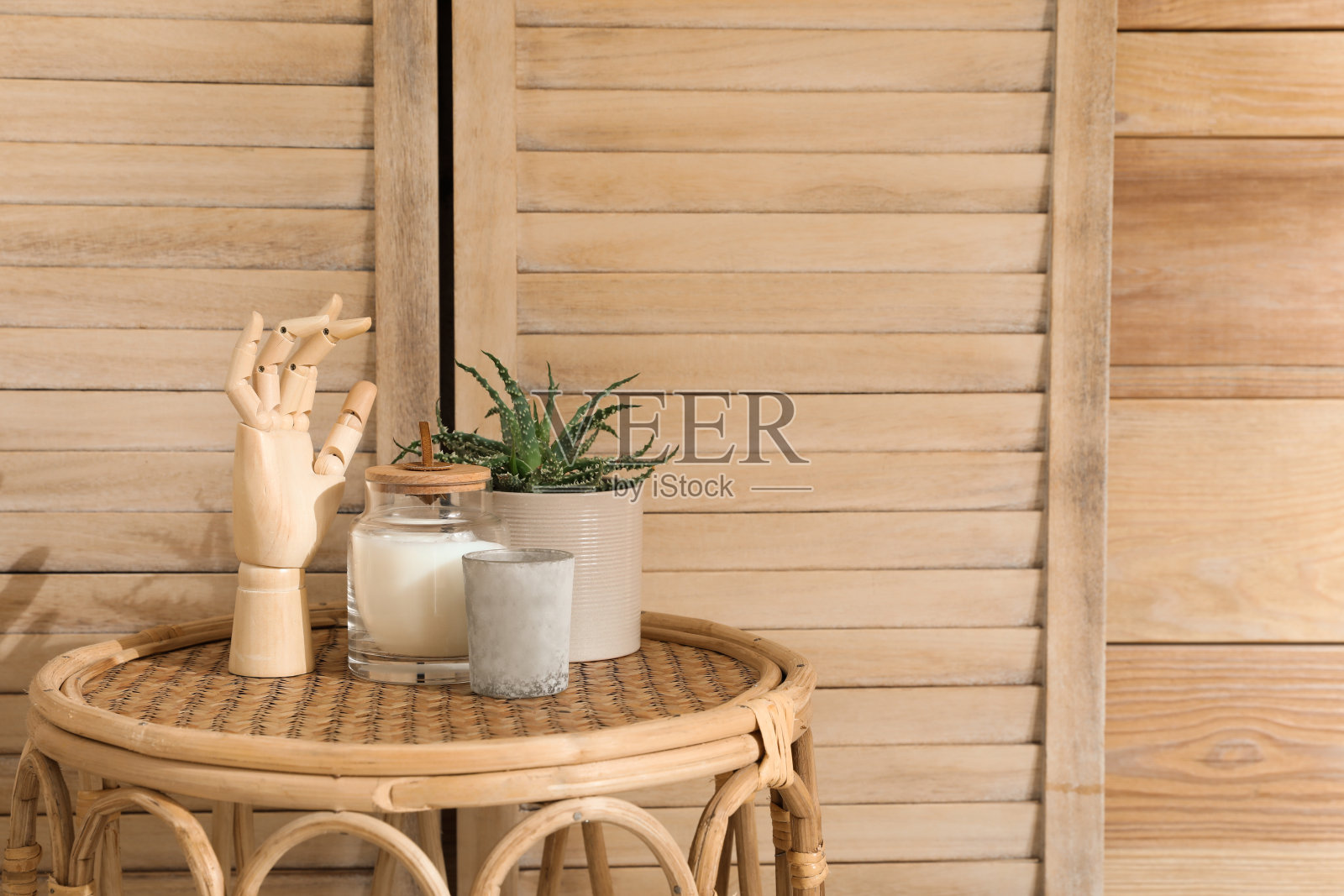 时尚的桌子装饰和室内植物附近的木墙，文本的空间。室内设计照片摄影图片