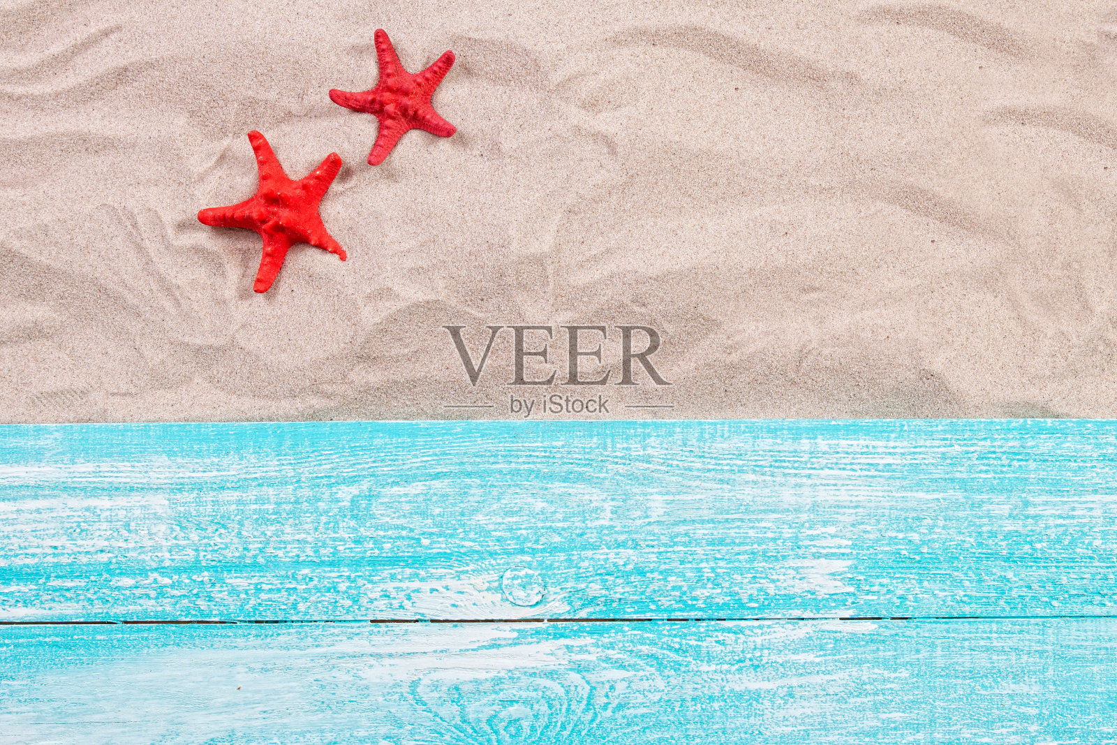 夏天的概念-红色海星在沙滩上俯瞰照片摄影图片