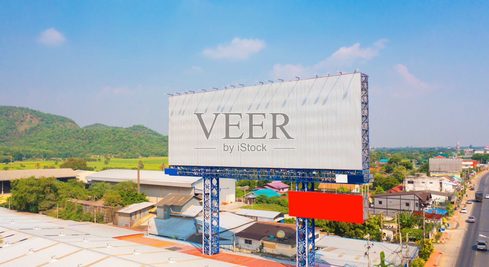 城市中的空白广告牌照片摄影图片