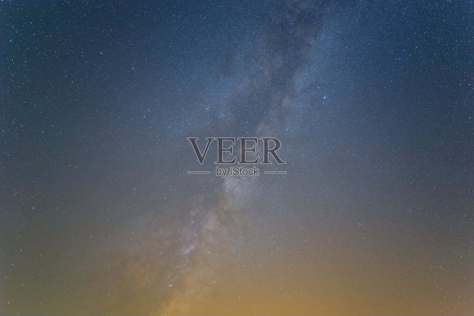夜晚繁星点点的天空配以银河，自然的天空背景照片摄影图片