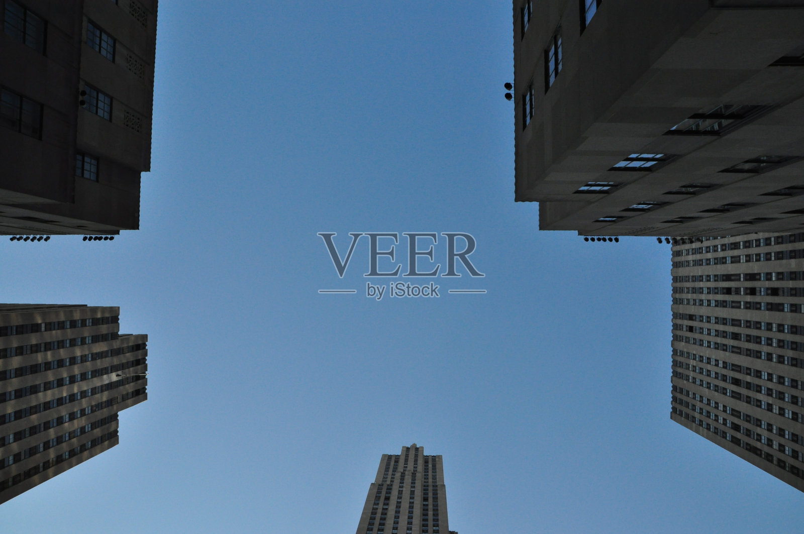 蓝天下现代建筑的低视角照片摄影图片