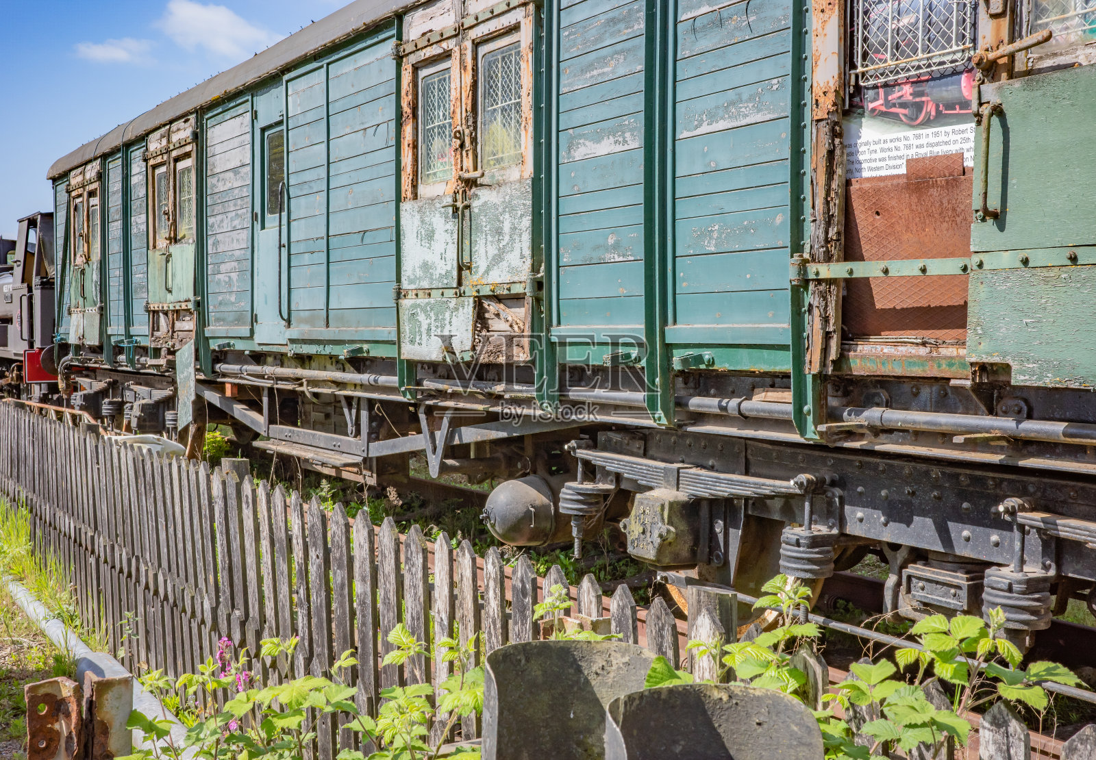 废弃的火车车厢照片摄影图片