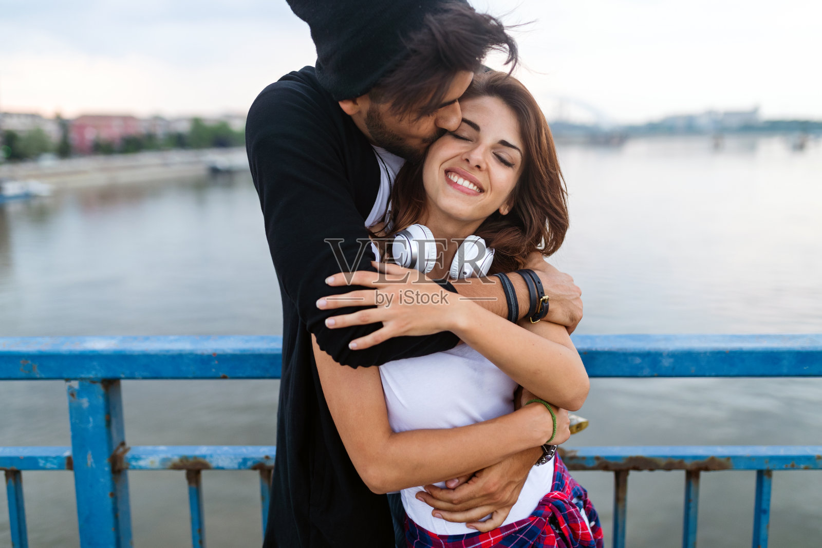 幸福的年轻情侣在城市里一起享受时光。人们旅行的乐趣概念照片摄影图片