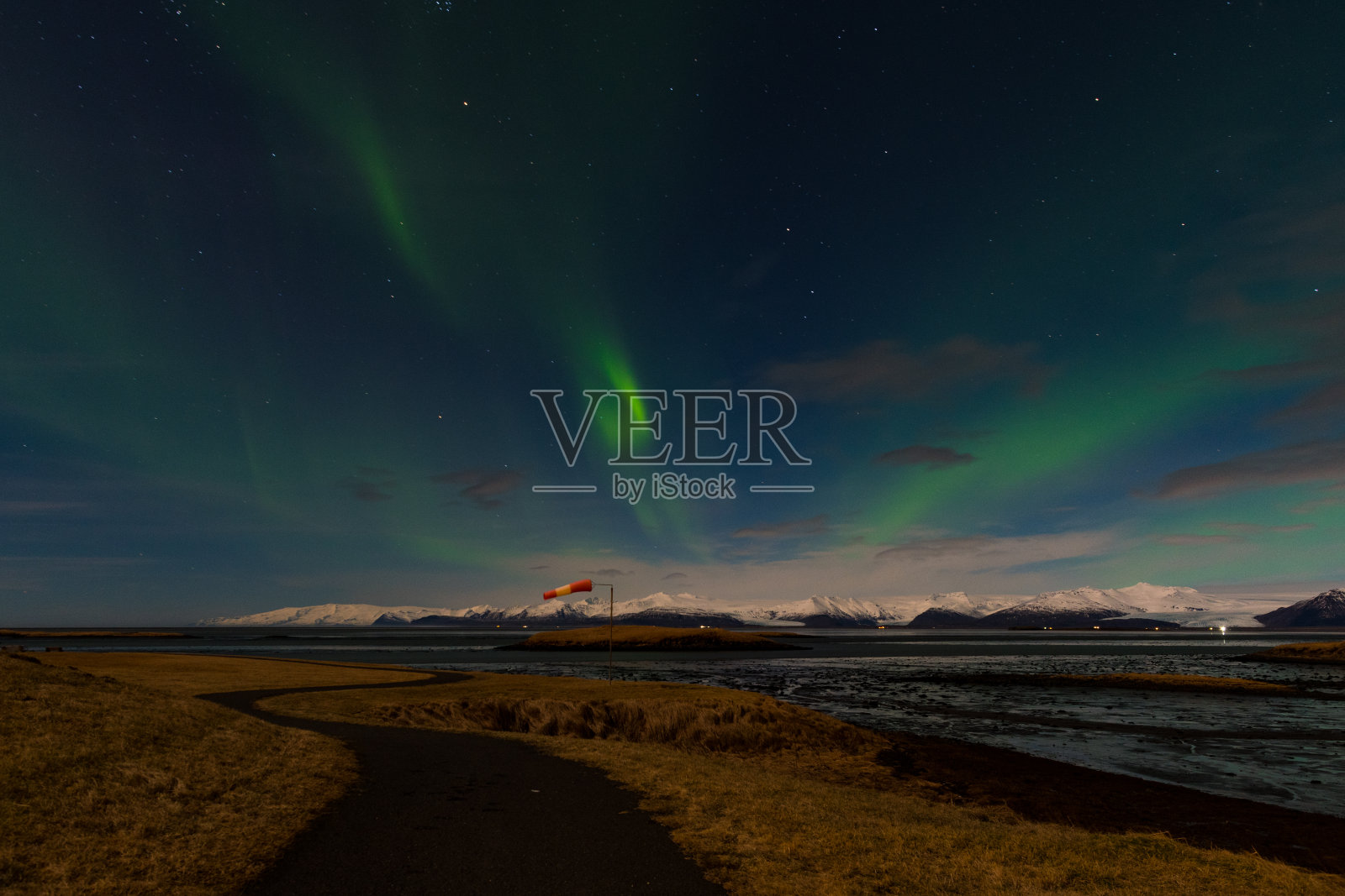 冰岛南部美妙的夜晚里美丽的北极光照片摄影图片