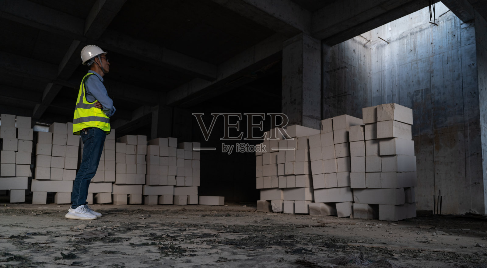 男土木工程师在思考施工现场的工作照片摄影图片