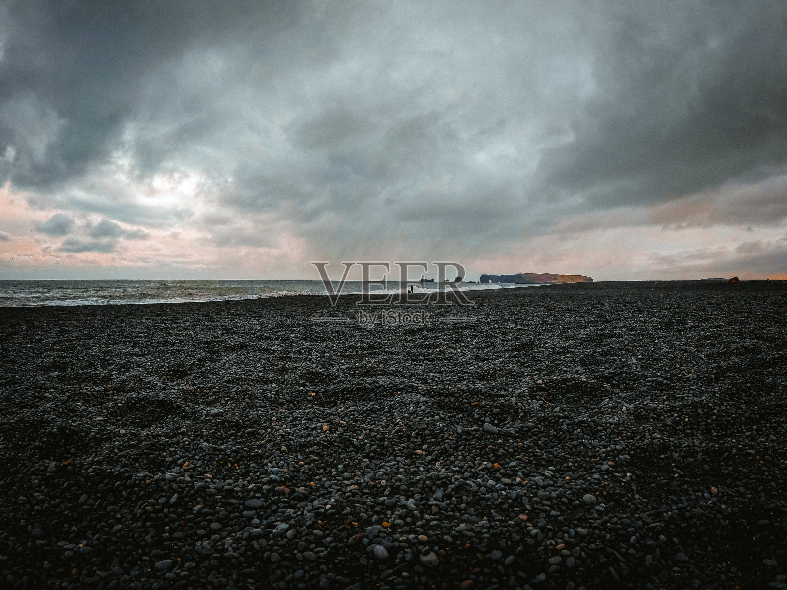 黄昏的黑沙滩照片摄影图片