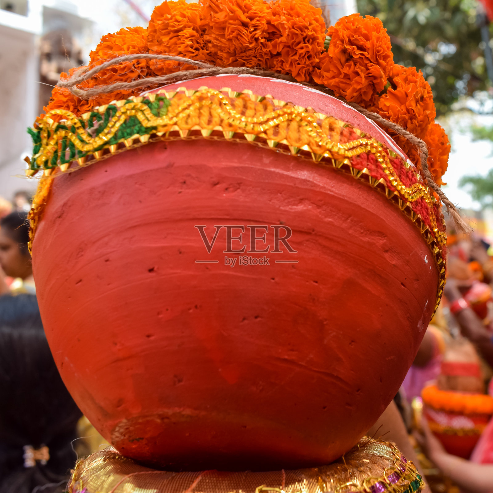 在Jagannath寺庙，印度印度教信徒带着盛有圣水的陶罐，上面放着椰子照片摄影图片