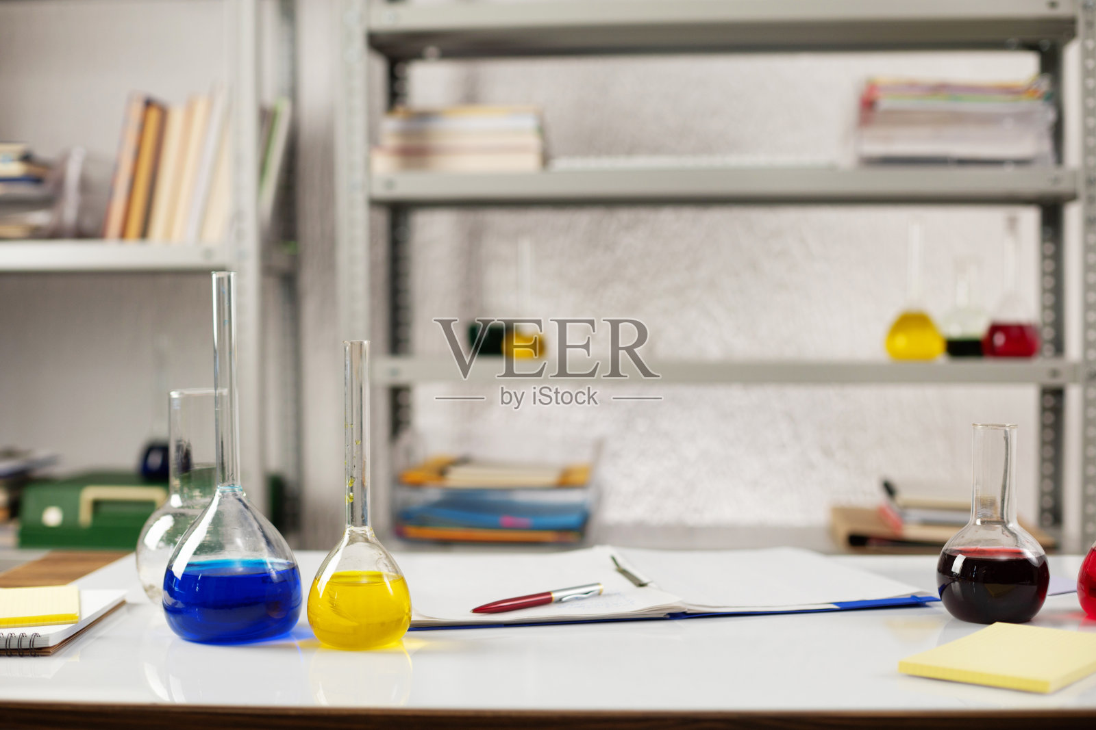 带有液体试剂的试管。实验室科学和实验室玻璃器皿照片摄影图片