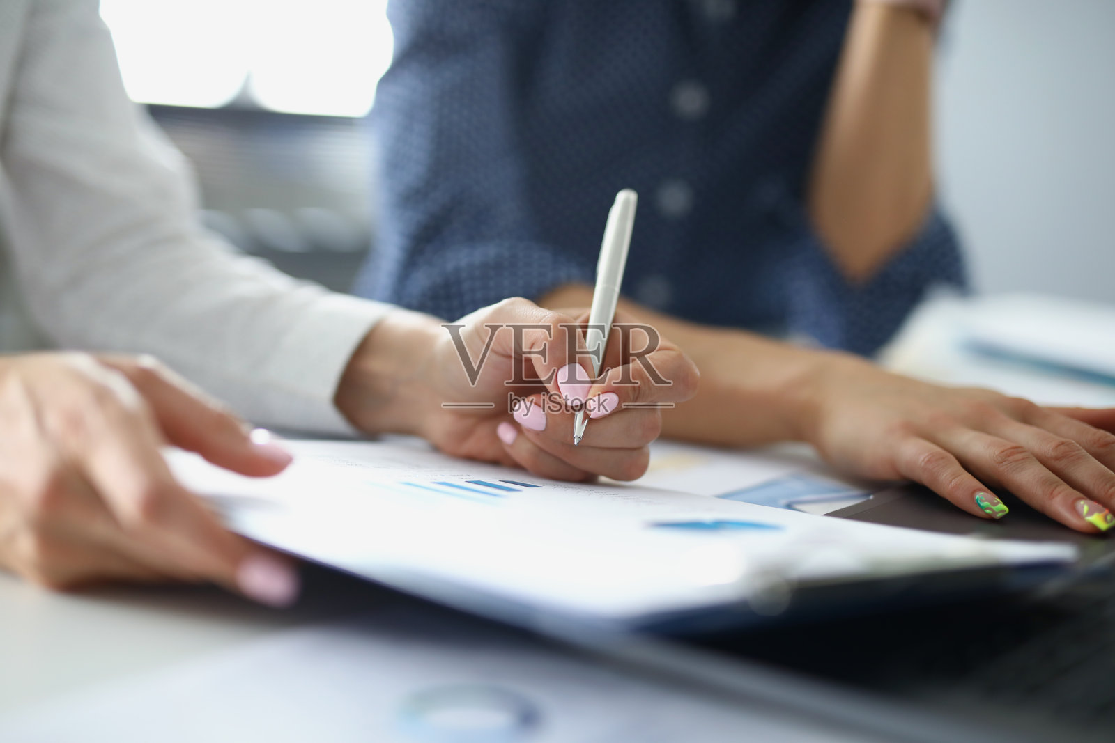 女商人与董事们会面照片摄影图片