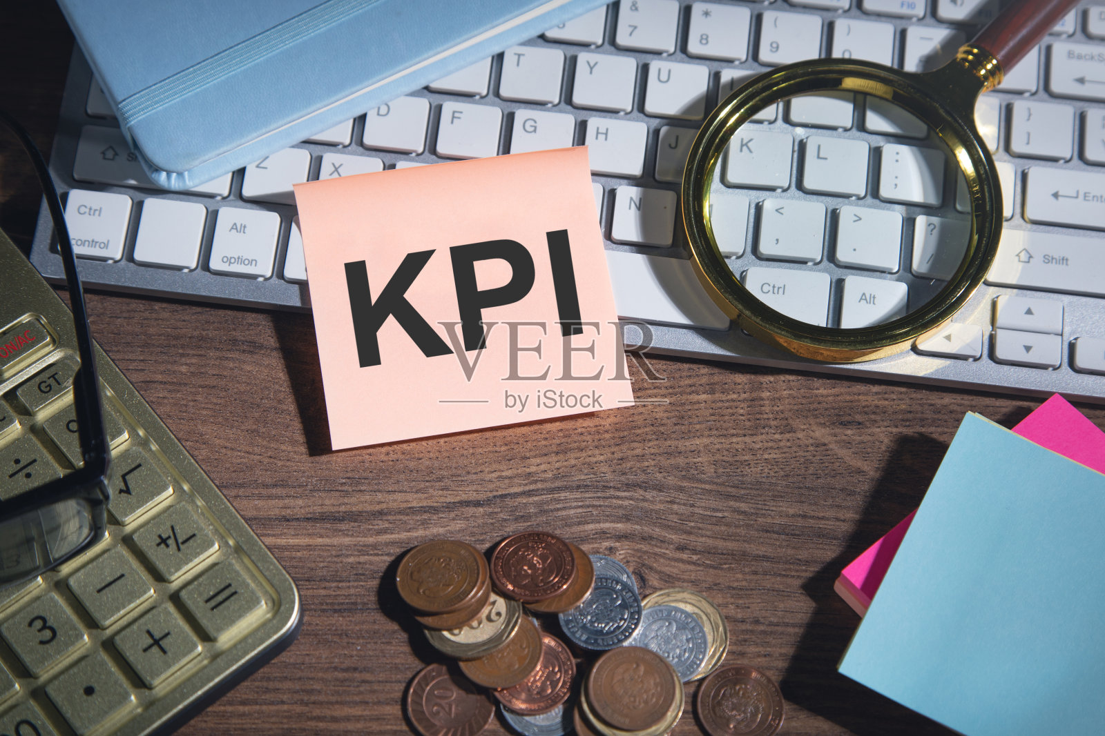 KPI字与业务对象在纸上。照片摄影图片