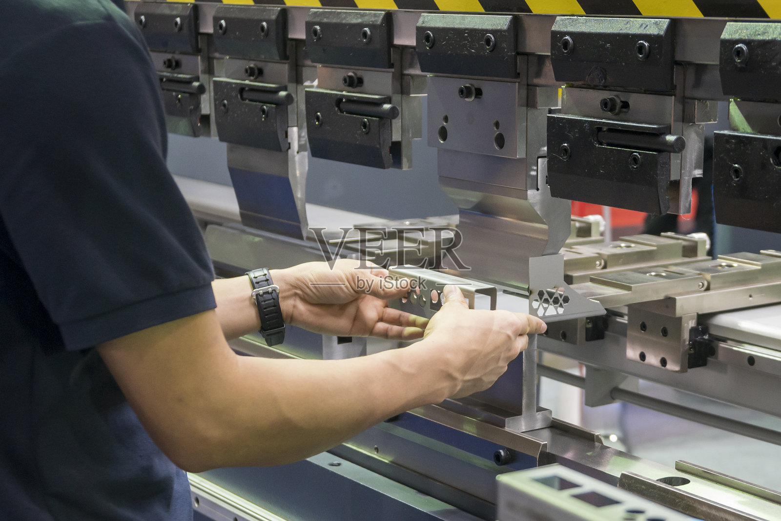 操作员使用液压折弯机照片摄影图片