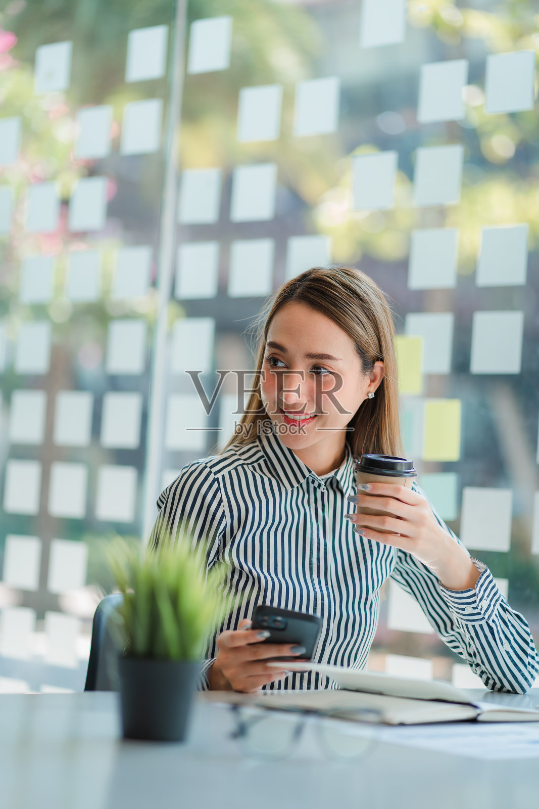 商业女性或会计亚洲女孩工作笔记本电脑金融投资交易概念与计算器。计算。通过会计数据图分析业务和市场增长。经济照片摄影图片