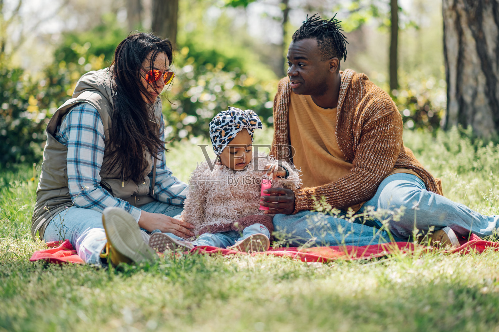 多种族家庭在公园里玩得很开心照片摄影图片