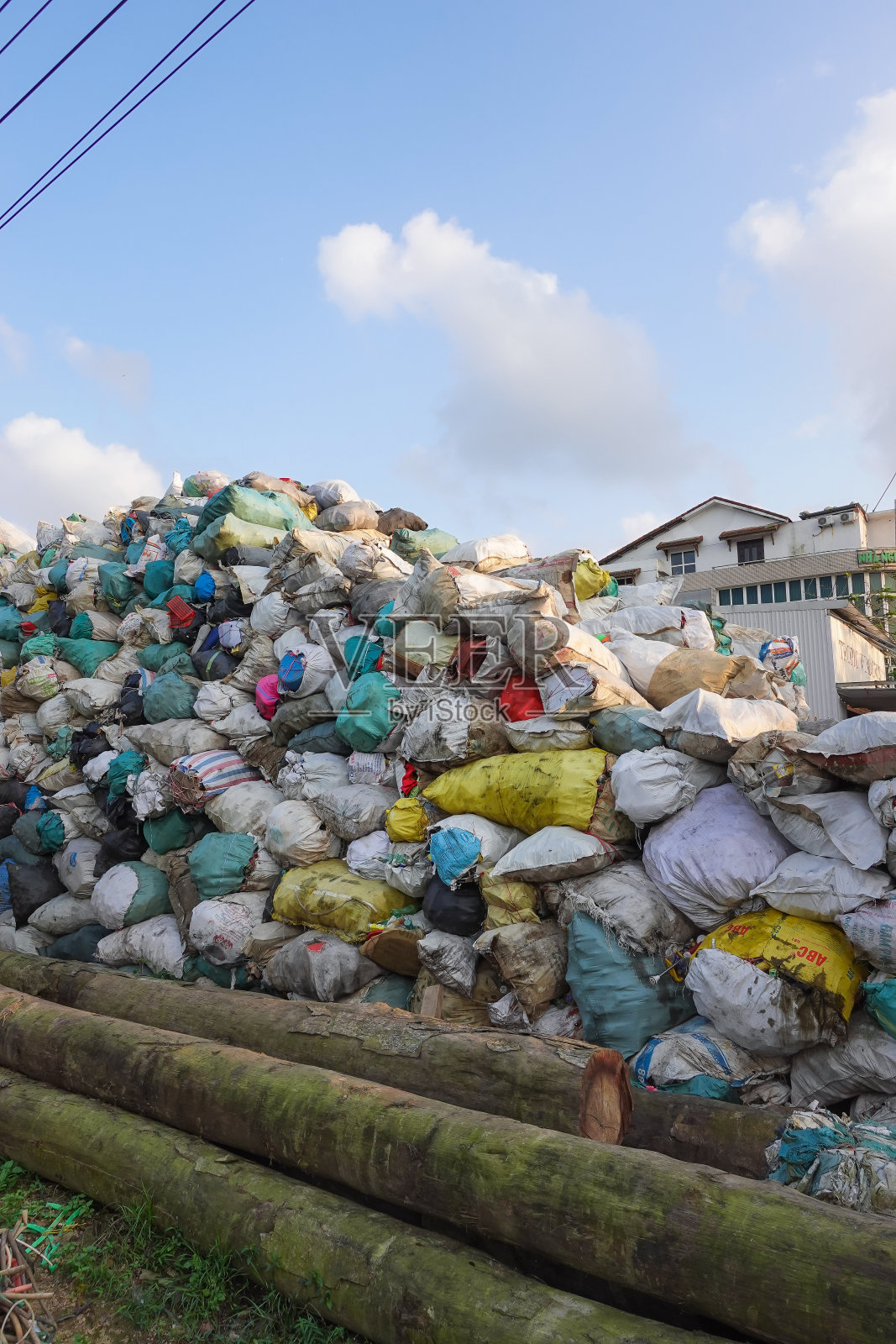 塑料垃圾堆积在垃圾场等待回收利用照片摄影图片