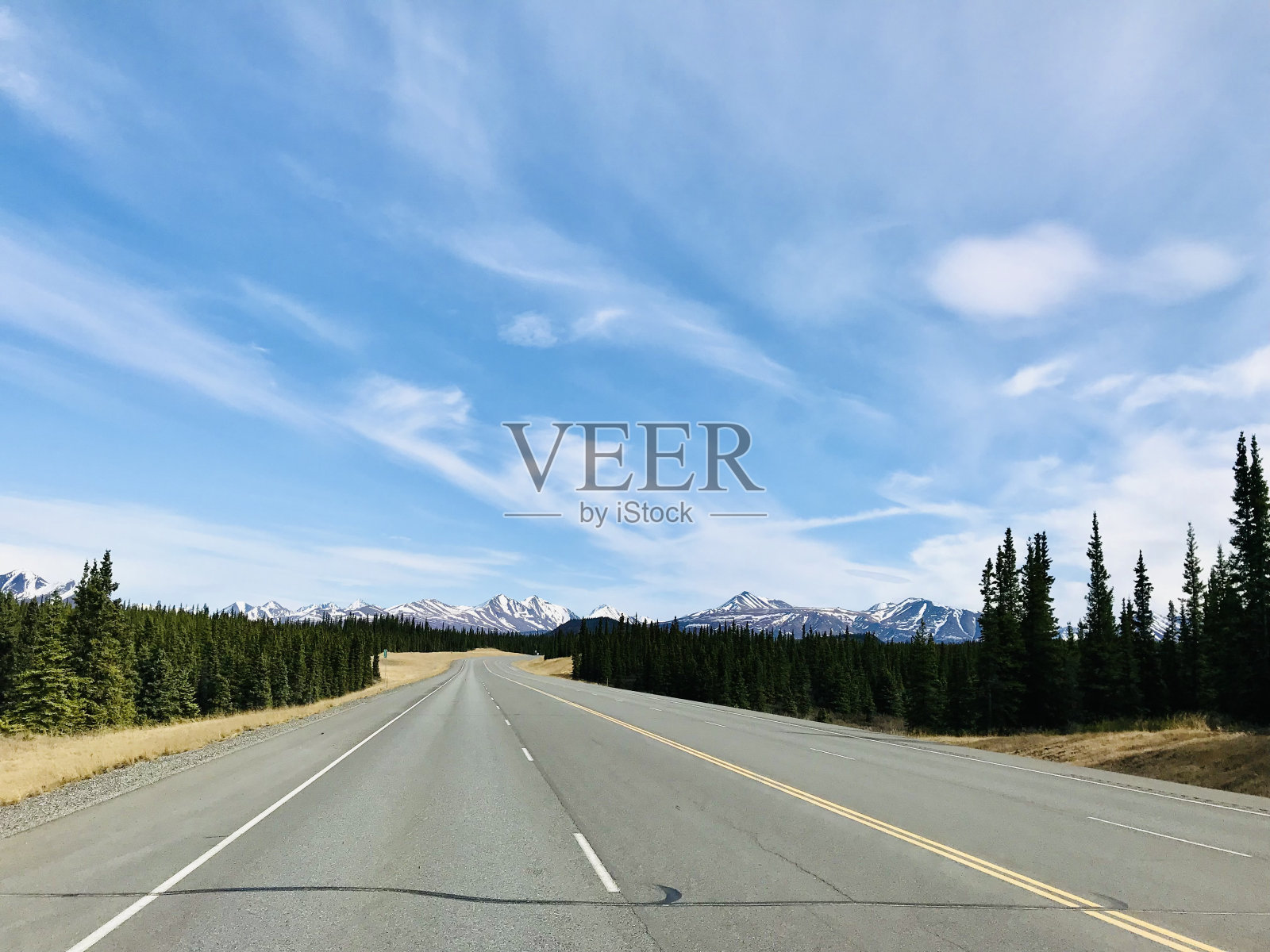 多年冻土融化对北极道路的影响照片摄影图片