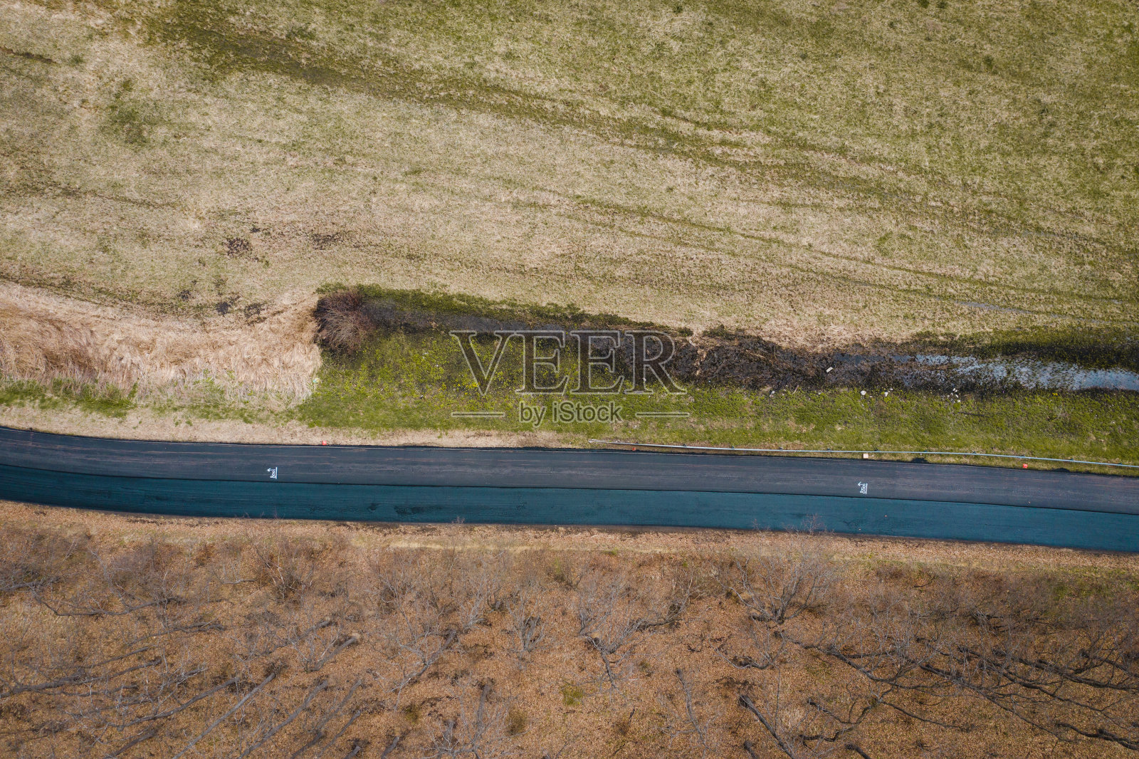 在建筑工地工作的压路机鸟瞰图照片摄影图片