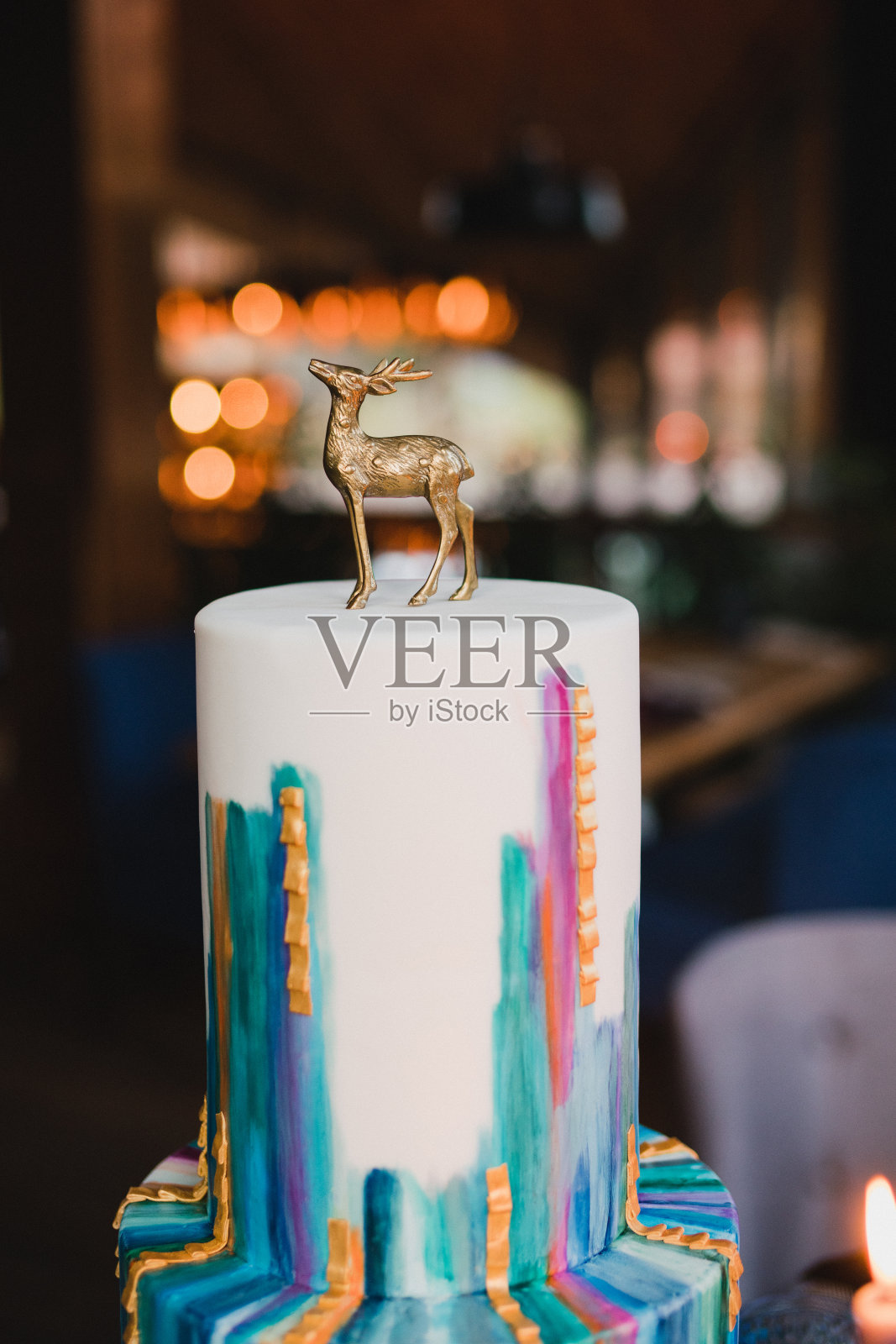 美丽的甜点装饰几何印花和金鹿雕像。照片摄影图片