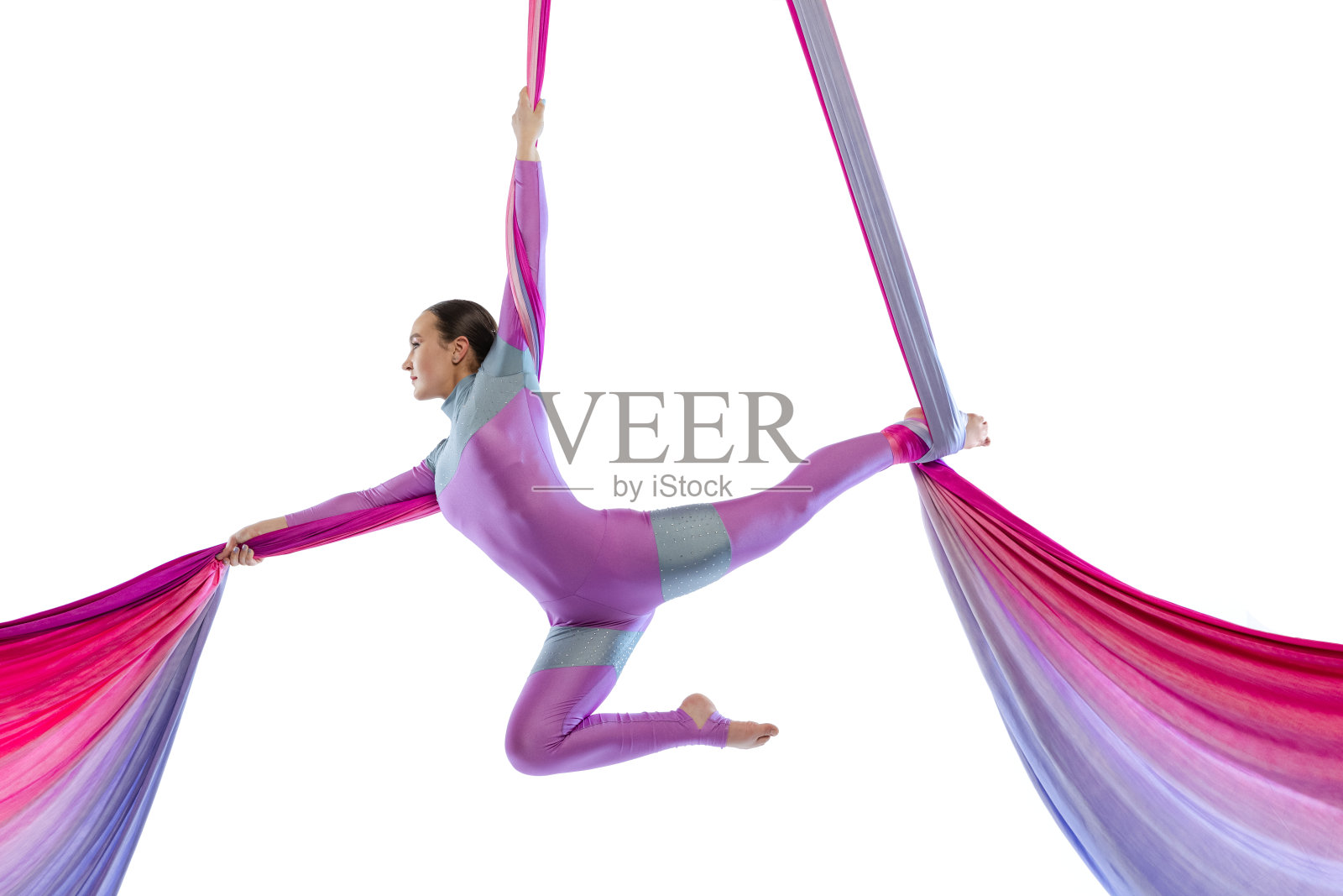 年轻女子的肖像，空中体操运动员训练表演彩色空中彩带孤立在白色工作室背景照片摄影图片