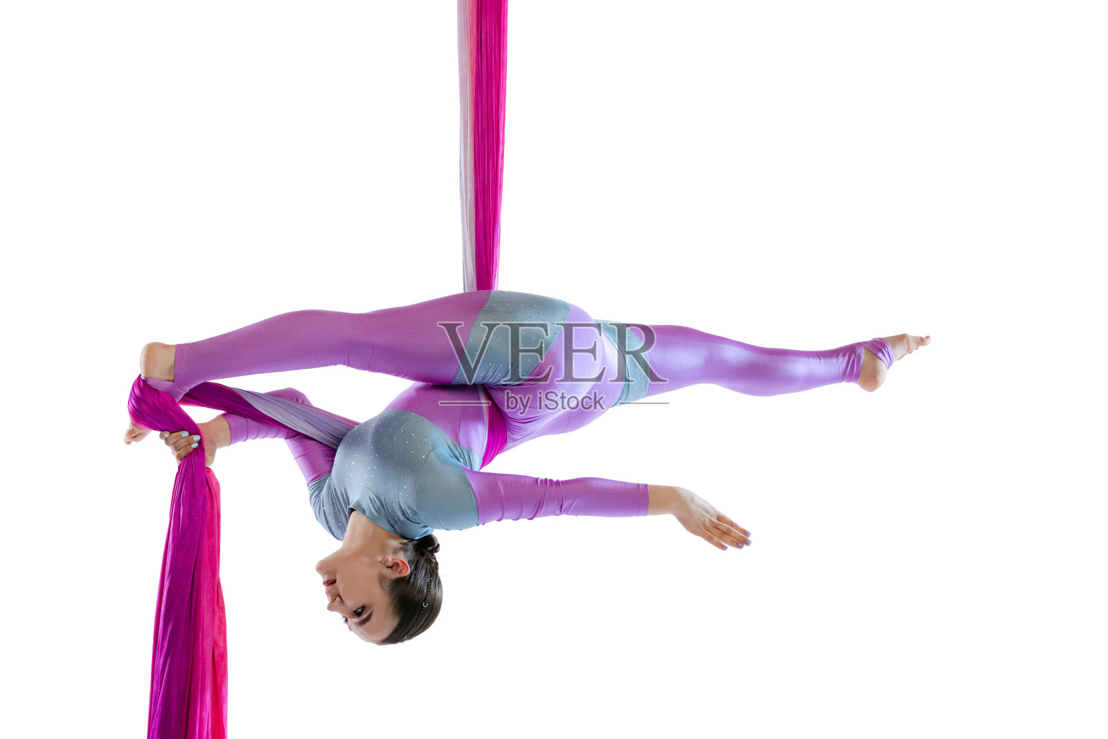 年轻女子的肖像，空中体操运动员表演空中彩带孤立在白色工作室背景照片摄影图片