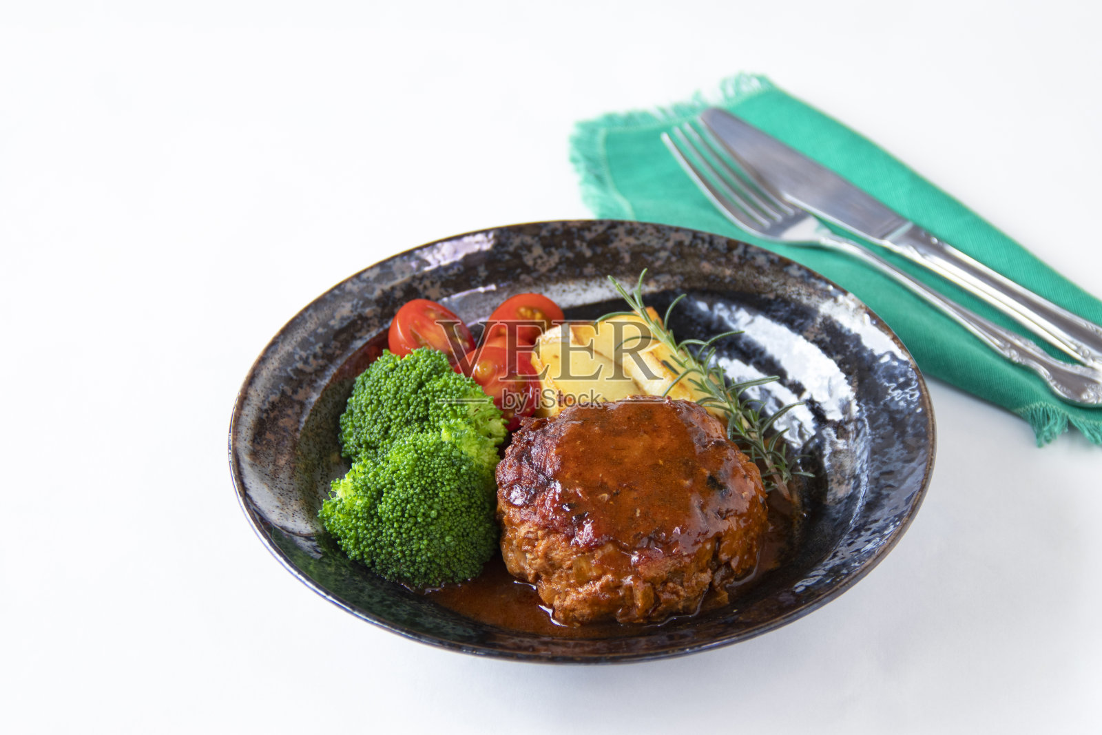 汉堡牛排配西兰花、迷你番茄和迷迭香土豆照片摄影图片