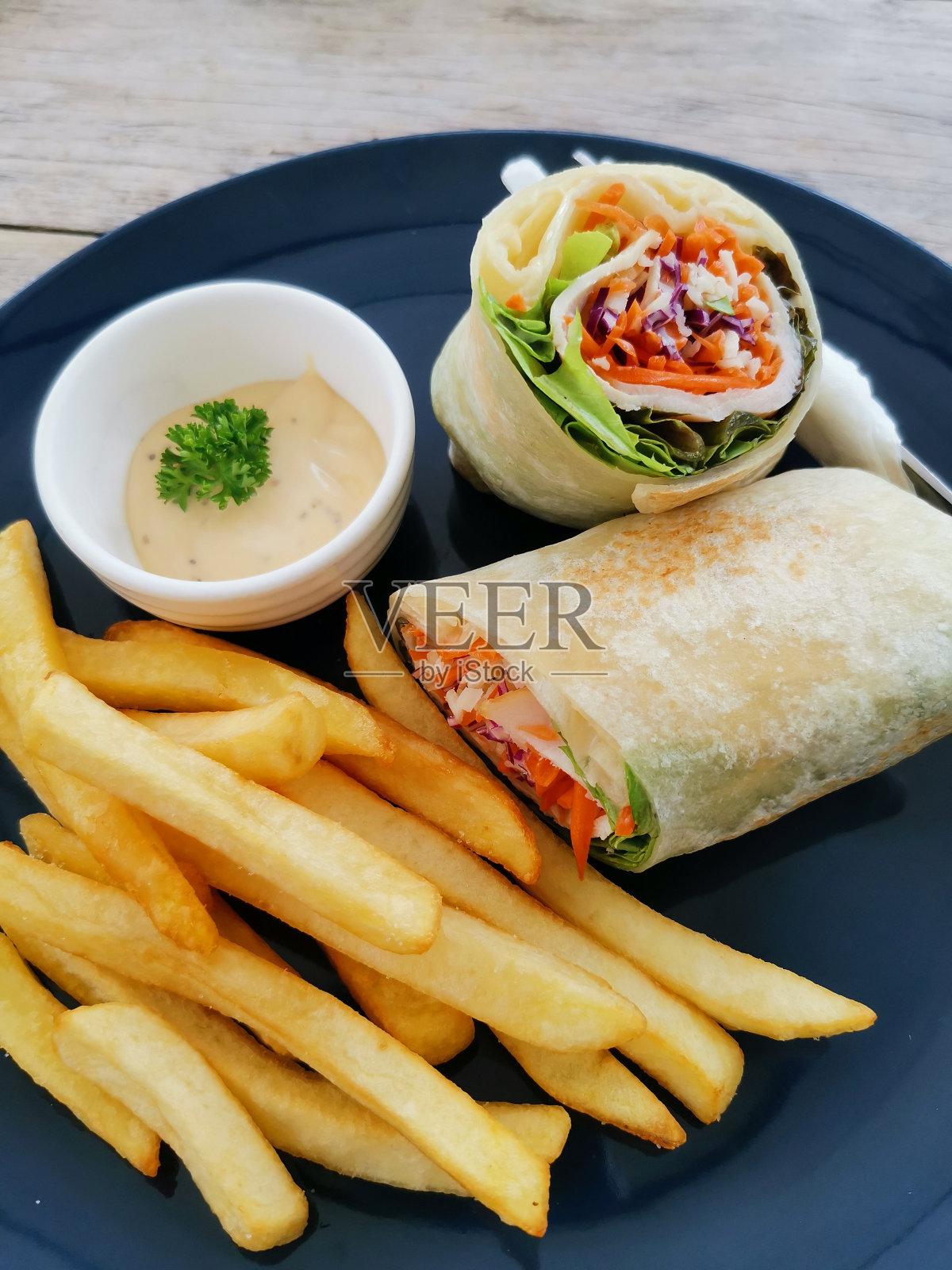 炸春卷配炸薯条照片摄影图片