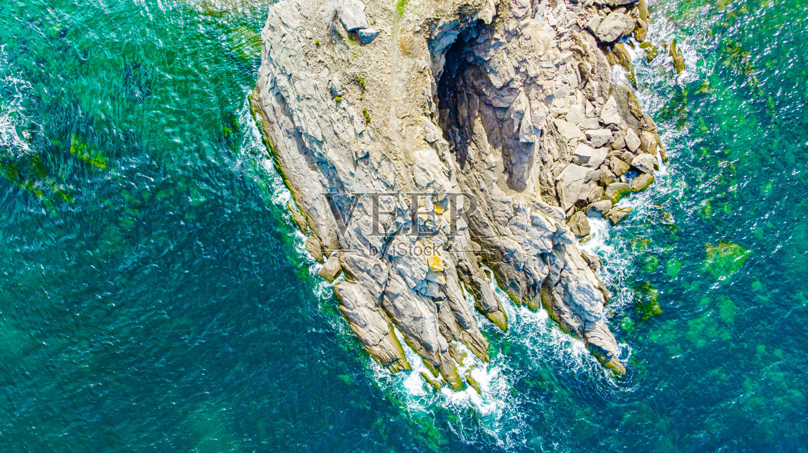 肉湾岩石与飞溅的水，布雷顿角，新斯科舍省照片摄影图片