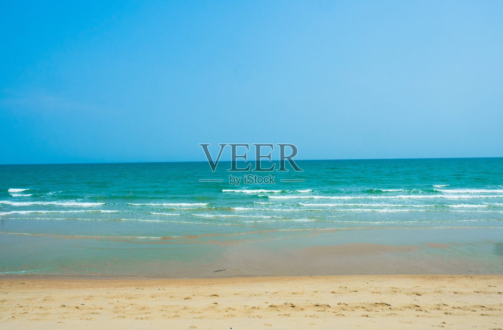 自然风光美丽的热带海滩和海洋，在晴朗的天海海滩地区照片摄影图片