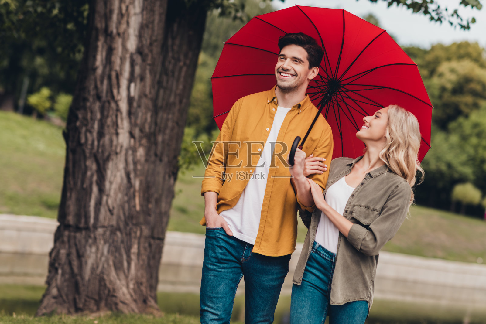 迷人的可爱，轻浮，多情，愉快的夫妇的肖像会议，周末在户外使用阳伞照片摄影图片