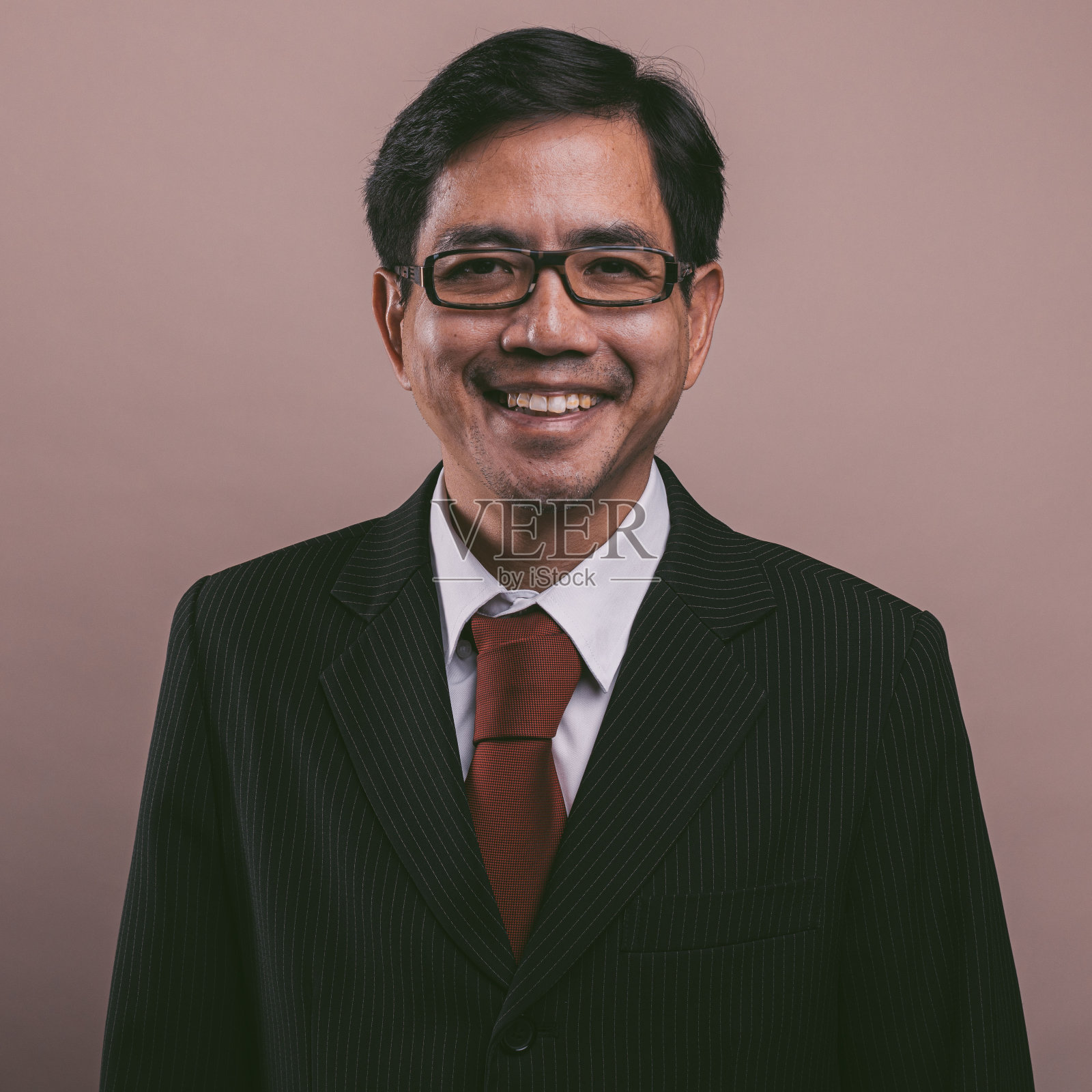 亚洲商人的肖像，看着相机。微笑和大笑。照片摄影图片