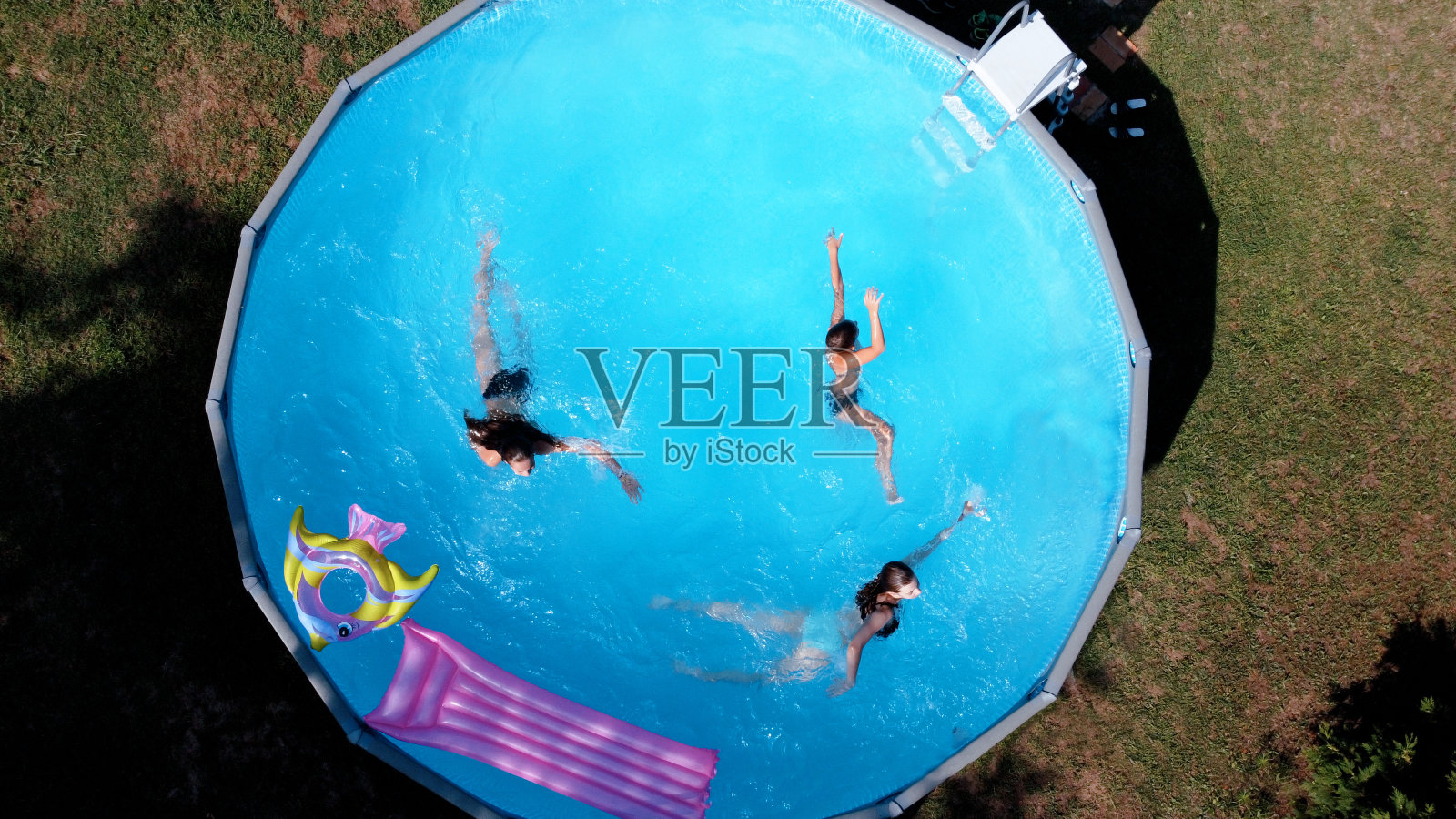 在炎热的天气里凉爽照片摄影图片