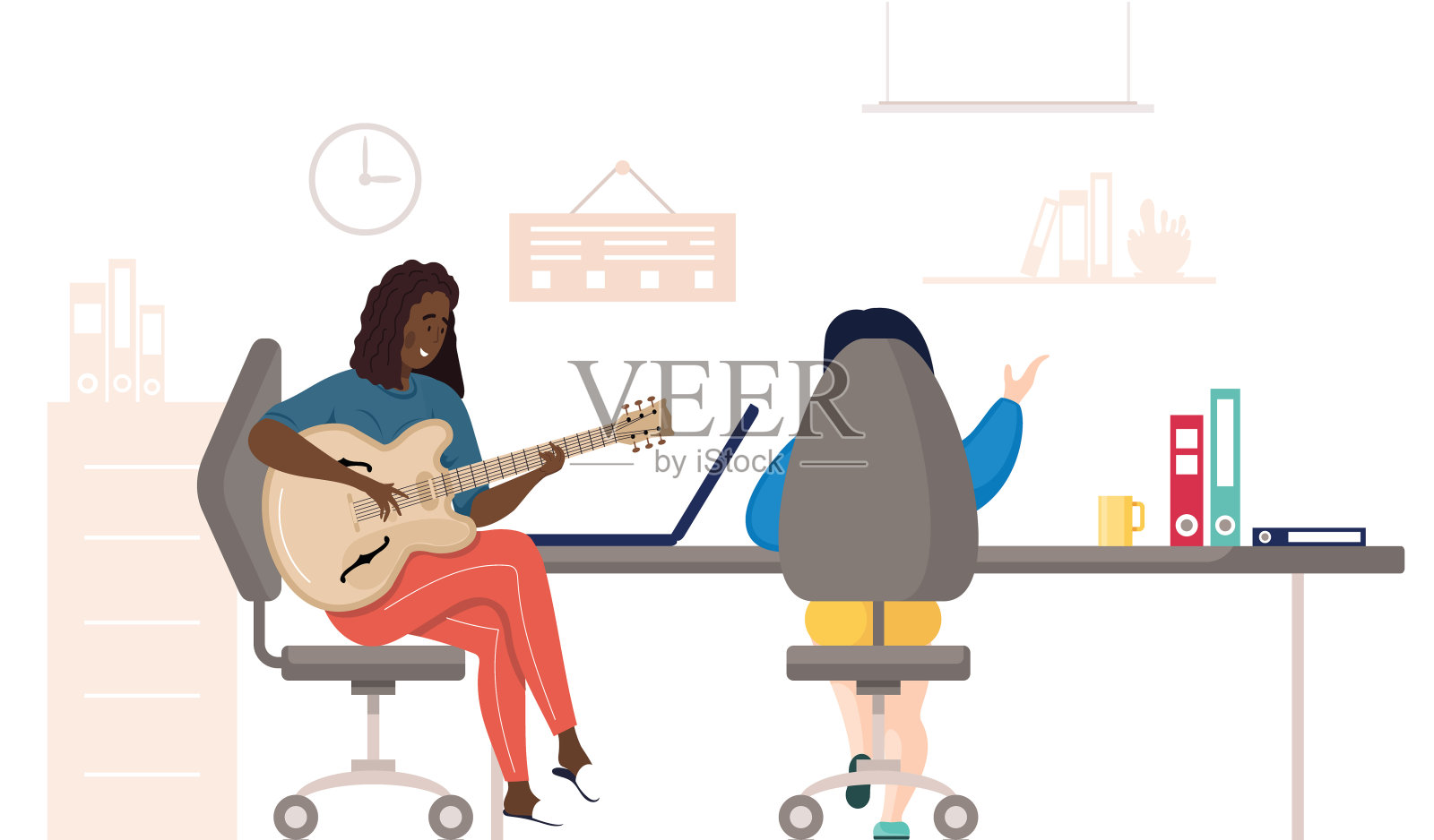 女孩拿着吉他坐在桌子旁边的椅子上，带着笔记本电脑，远程学习音乐插画图片素材