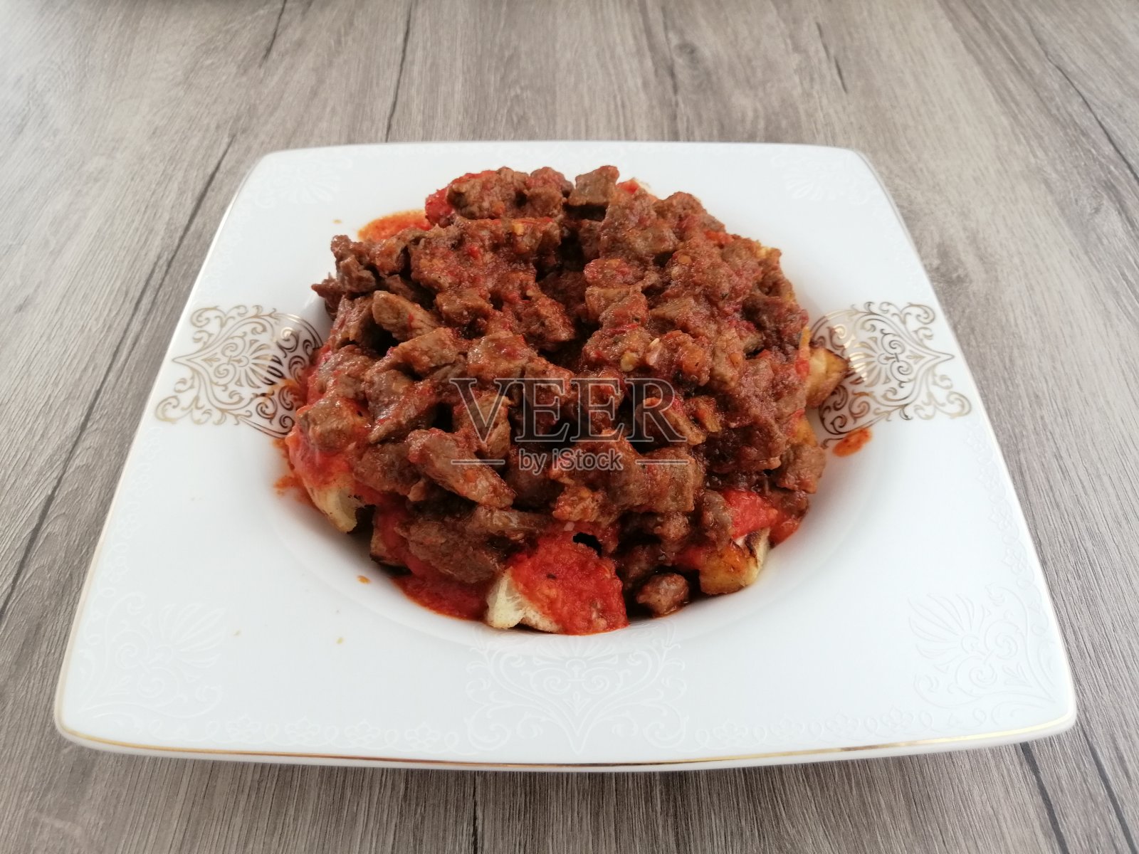 皮塔面包上的肉盘照片摄影图片