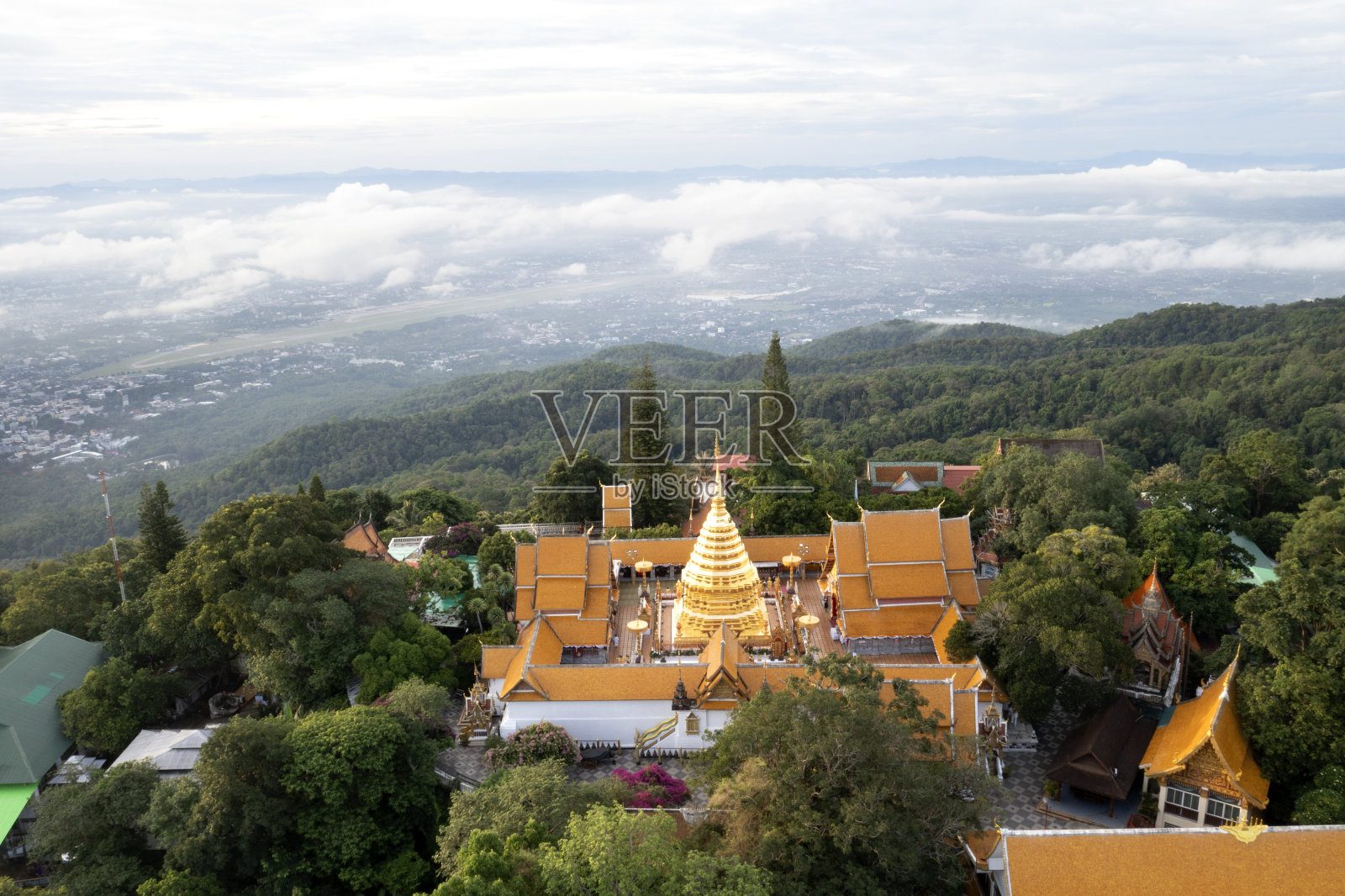 泰国清迈，云景上的素贴寺鸟瞰图。照片摄影图片