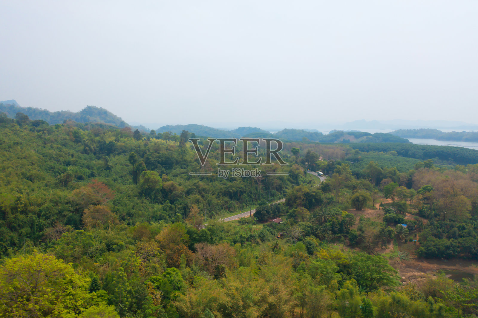 森林树木和绿色山丘的鸟瞰图。自然景观背景，泰国。照片摄影图片