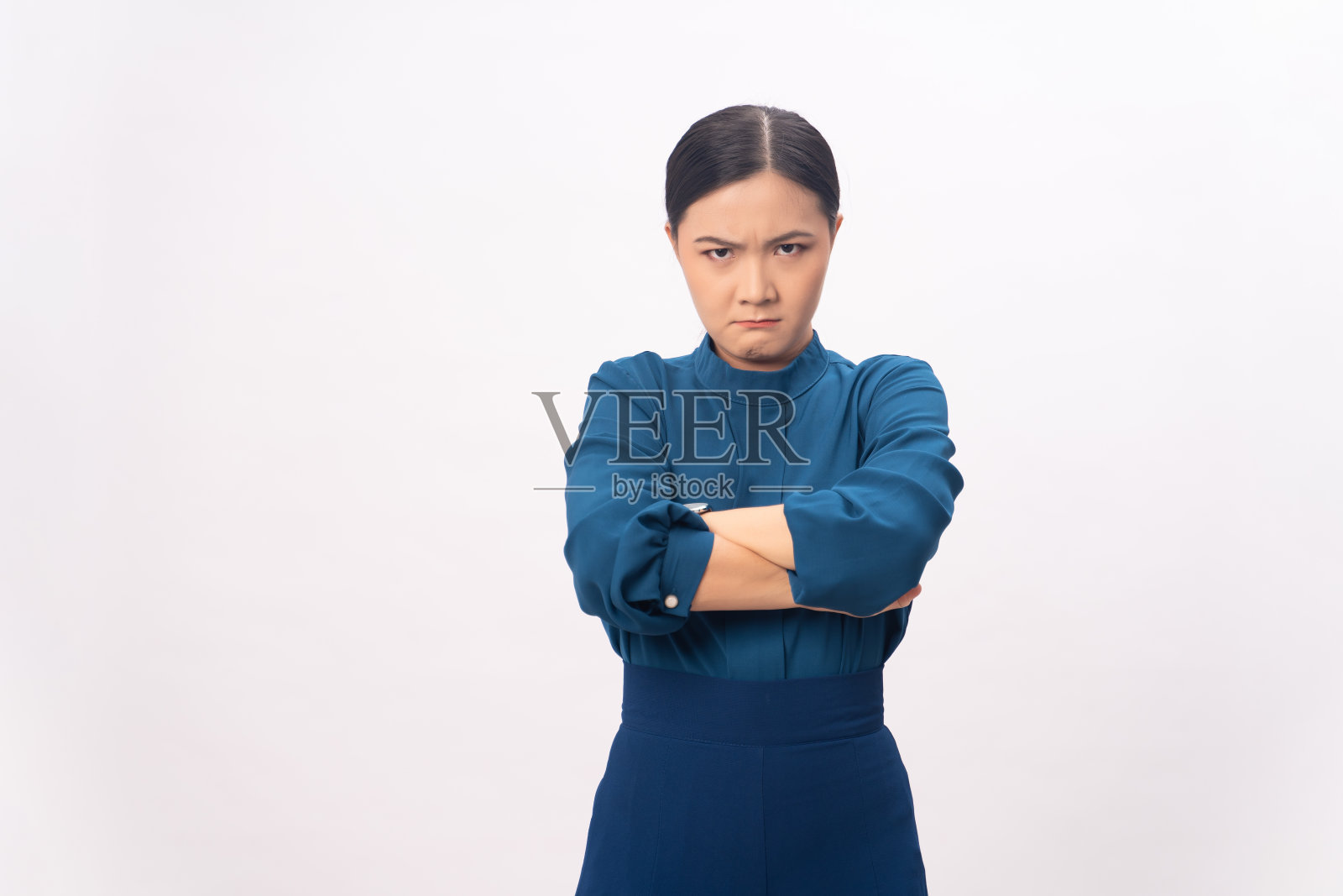一名亚洲妇女愤怒地站在孤立的背景上。照片摄影图片