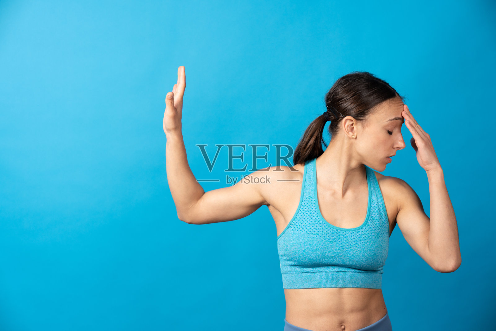 西班牙女运动员在任何诱惑或问题下做出停止标志照片摄影图片