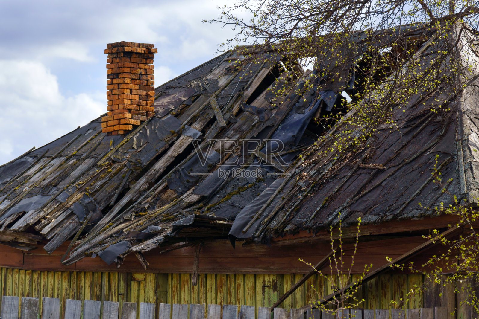古老的农村废弃的倒塌的木制房屋。旧屋顶，被摧毁的建筑照片摄影图片