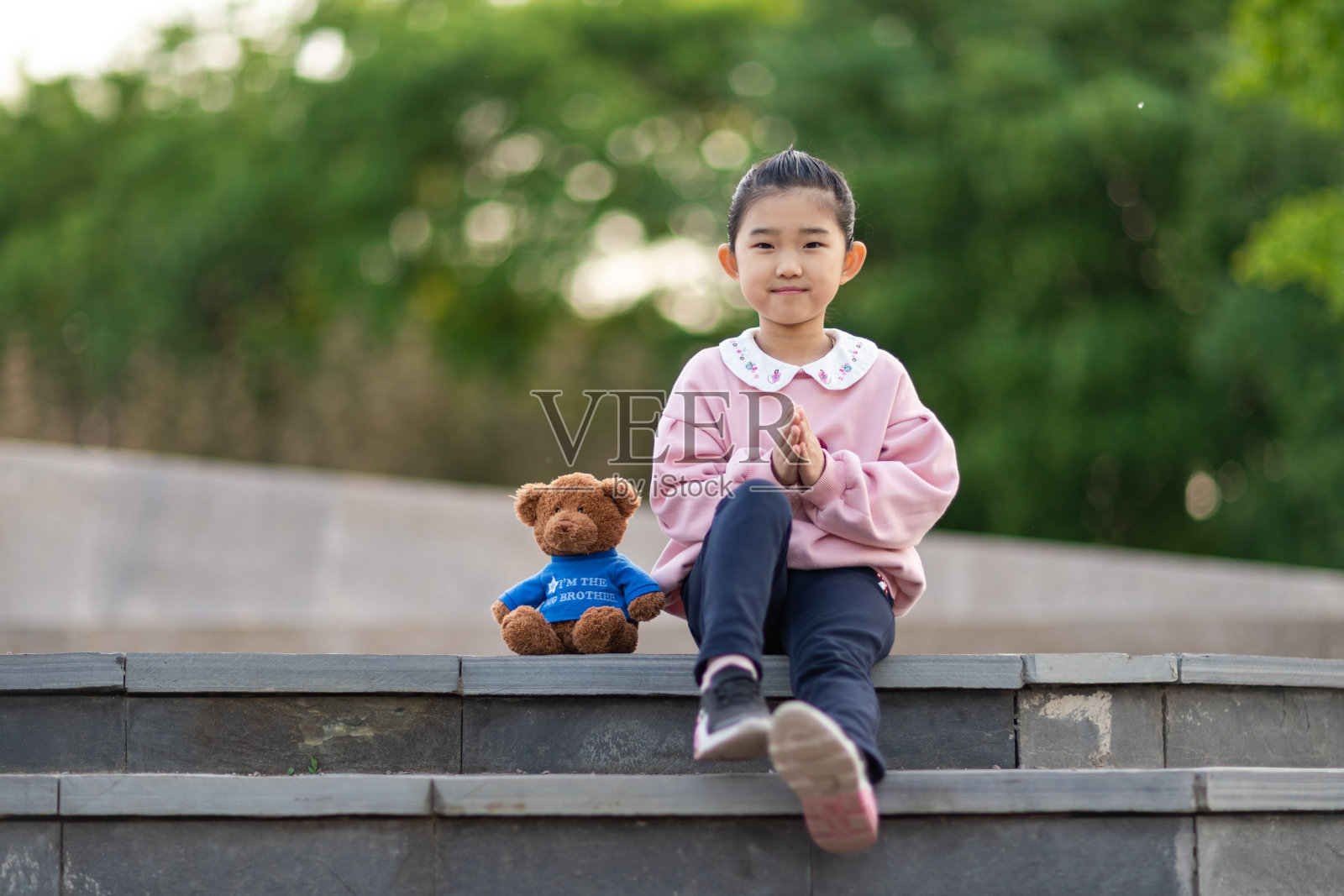可爱的小女孩和泰迪熊照片摄影图片
