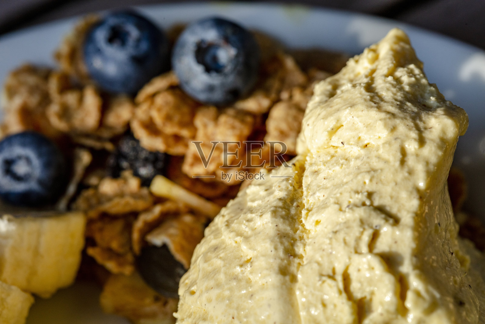 黄昏时吃冰淇淋和麦片照片摄影图片