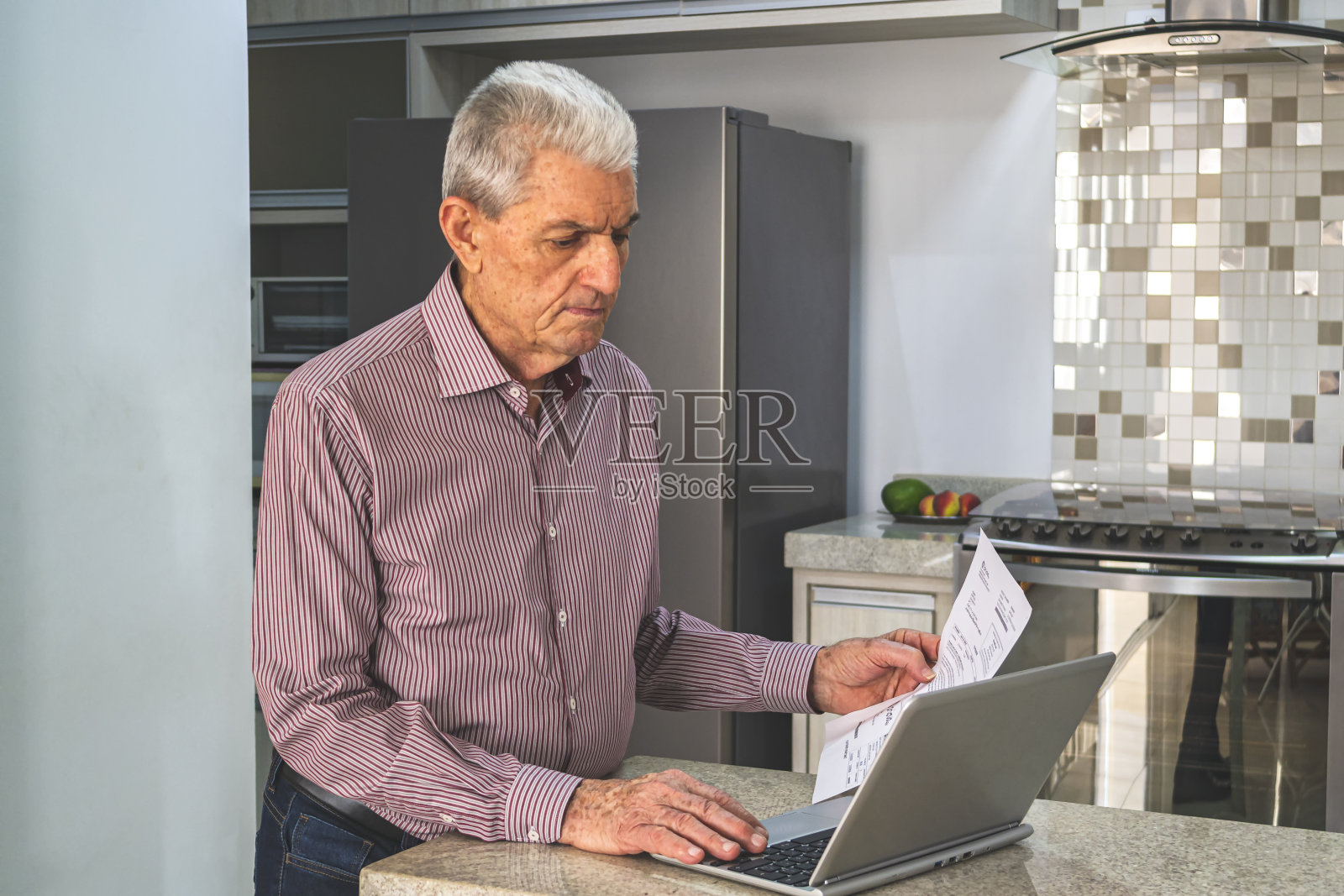 老年人在家使用笔记本电脑。照片摄影图片