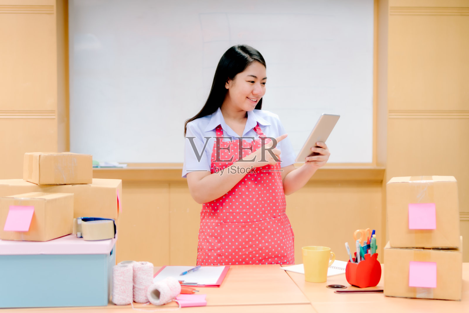 年轻的亚洲女性，在网上市场工作的小企业主。启动中小企业企业家或小企业主的概念照片摄影图片