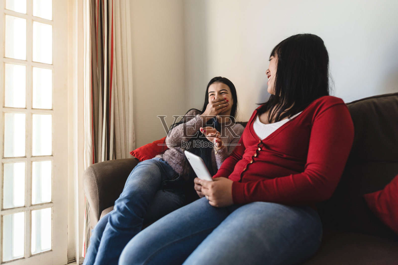 朋友们在家里的沙发上聊天照片摄影图片