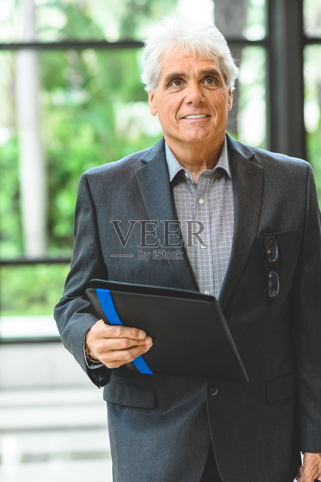 西装革履的办公环境里的商人照片摄影图片