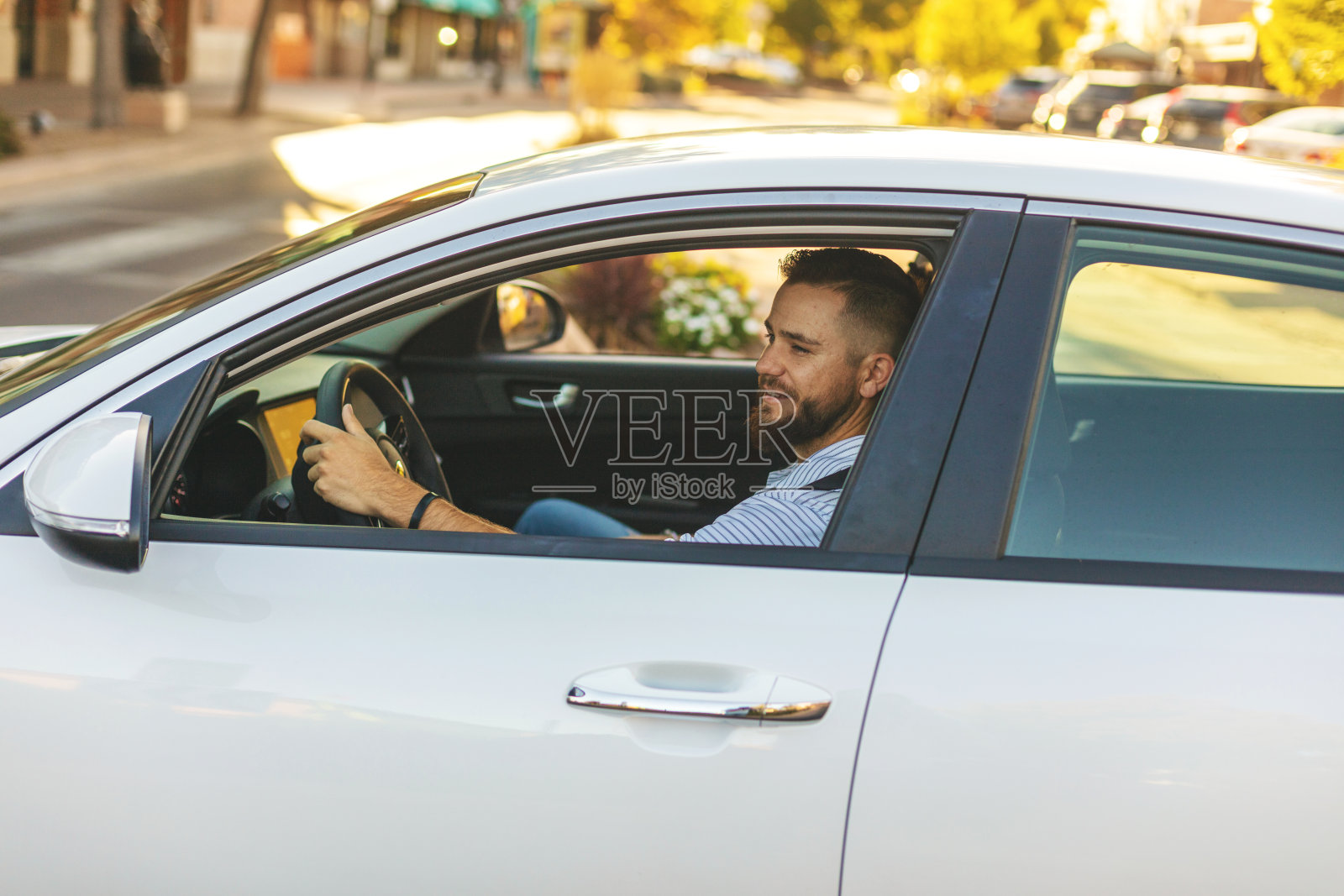 千禧一代的年轻人夫妇享受城市从不同的角度和地点拍摄在西科罗拉多州照片摄影图片