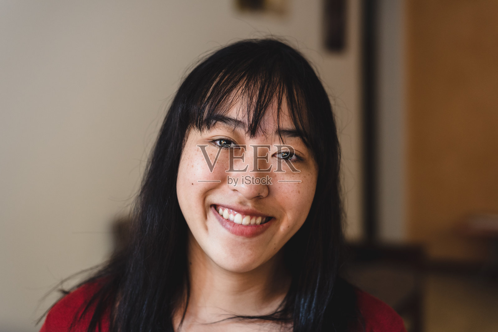 一个年轻的亚洲女人在家的肖像照片摄影图片