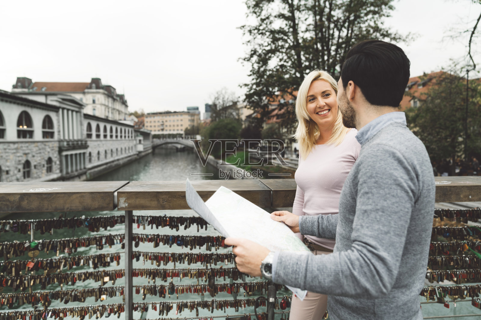 年轻的白人游客夫妇拿着城市地图照片摄影图片
