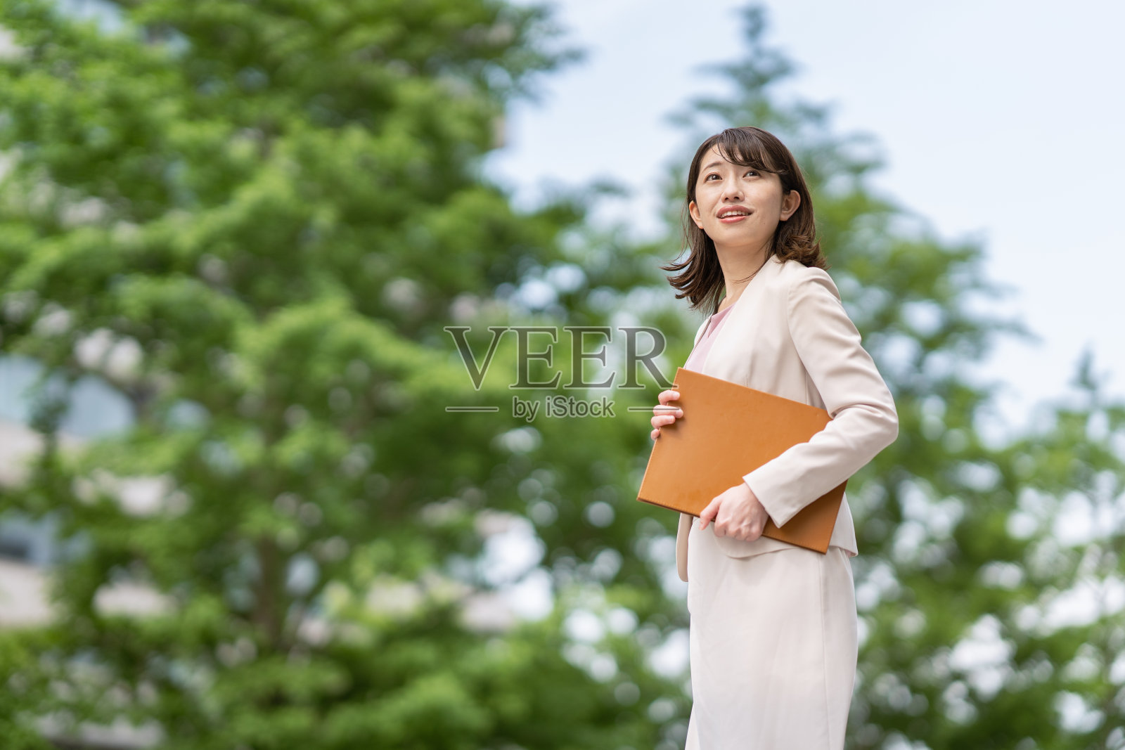 站在办公区的女商人照片摄影图片
