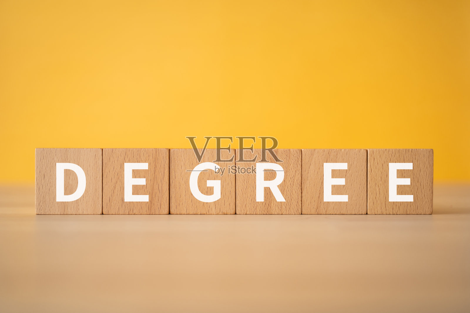 带有“学位”文字概念的木块照片摄影图片