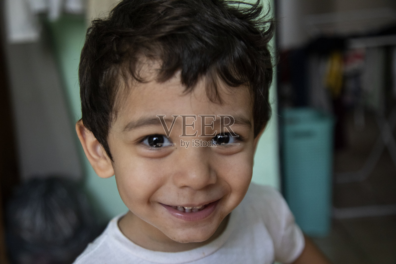 家里小孩的肖像照片摄影图片